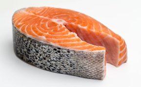 Dietologė įvardino raudonosios žuvies naudą ir pavojus