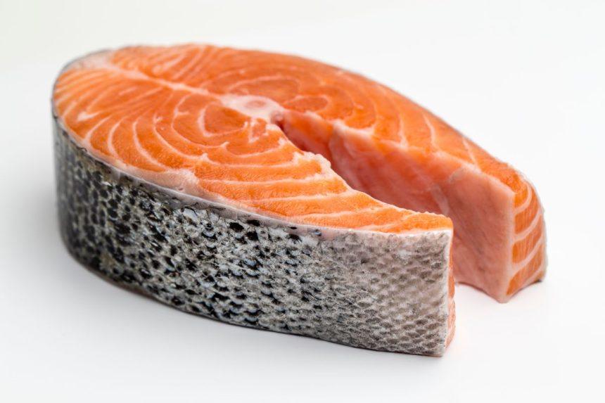 Dietologė įvardino raudonosios žuvies naudą ir pavojus