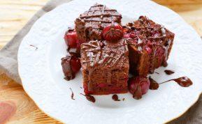 Drėgnas šokoladinis pyragas su vyšniomis: jus tikrai sužavės jo skonis!