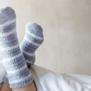 Gydytojų atsakymas, kodėl niekada neturėtumėte miegoti su kojinėmis