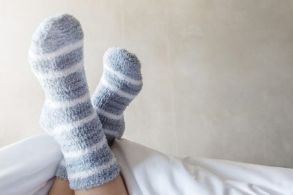 Gydytojų atsakymas, kodėl niekada neturėtumėte miegoti su kojinėmis
