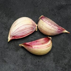 į česnaką reikia įsmeigti keletą gvazdikėlių