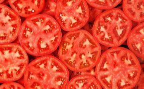 Įdėkite pomidorus į plastikinį maišelį ir pakratykite