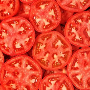 Įdėkite pomidorus į plastikinį maišelį ir pakratykite