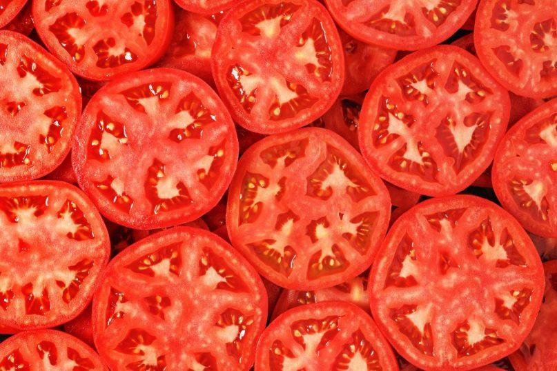 Įdėkite pomidorus į plastikinį maišelį ir pakratykite