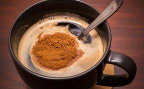 Jei turite pieno ir tirpios kavos, išbandykite šį receptą