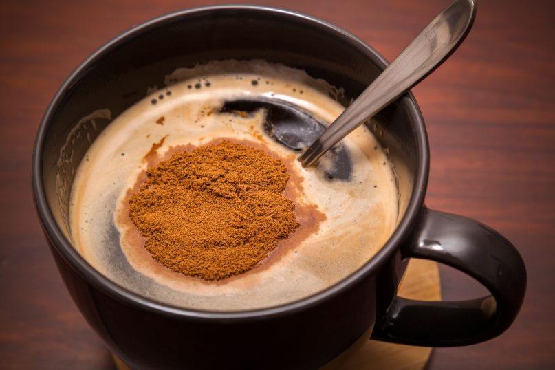 Jei turite pieno ir tirpios kavos, išbandykite šį receptą