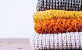 Ji supylė tai į dubenį ir panardino savo seną megztinį