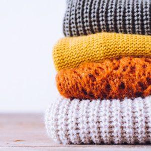 Ji supylė tai į dubenį ir panardino savo seną megztinį
