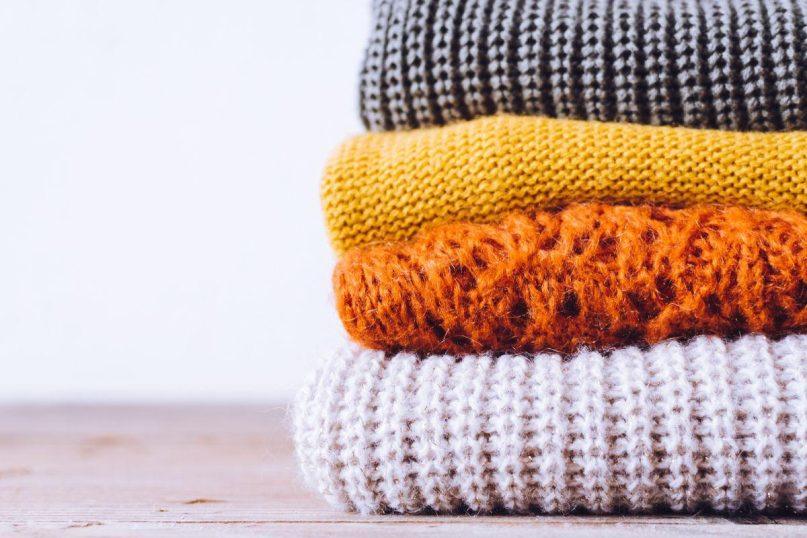 Ji supylė tai į dubenį ir panardino savo seną megztinį