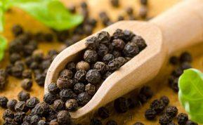 Juodieji pipirai – daugiau nei prieskonis: nauda sveikatai ir svarbūs patarimai vartotojams