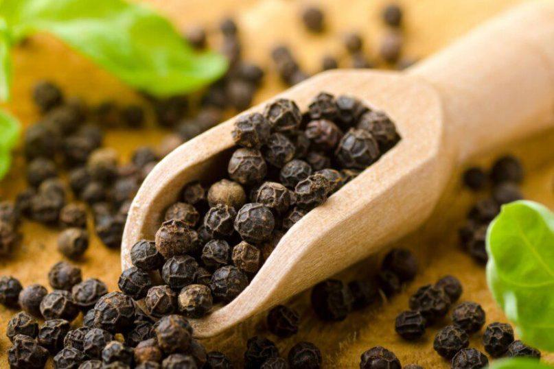 Juodieji pipirai – daugiau nei prieskonis: nauda sveikatai ir svarbūs patarimai vartotojams