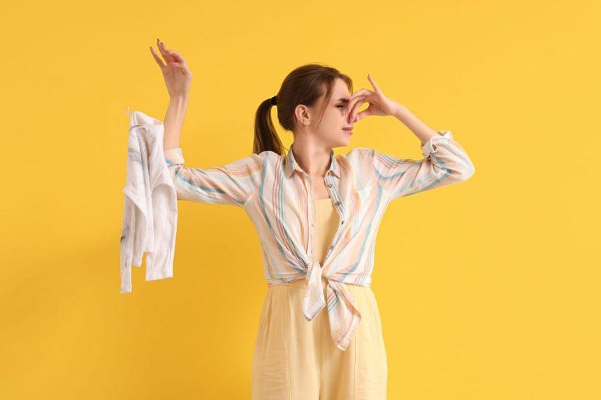 kaip be skalbimo pašalinti nemalonų drabužių kvapą