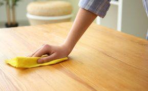 Kaip greitai išvalyti riebalais padengtą stalą