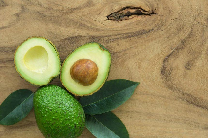 Kaip greitai sunokinti avokadą