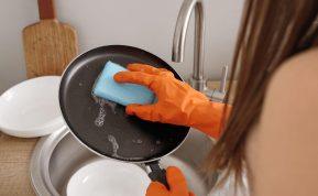 Kaip išvalyti keptuvę indaplovės tablete?