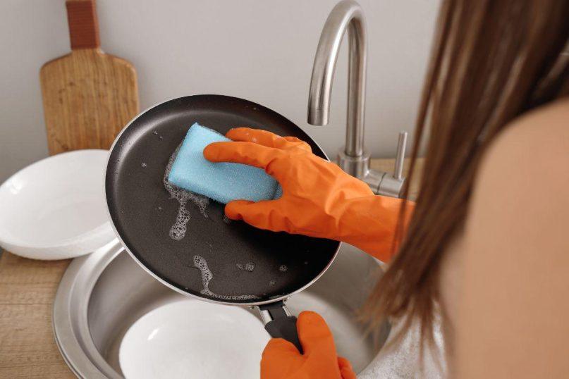 Kaip išvalyti keptuvę indaplovės tablete?