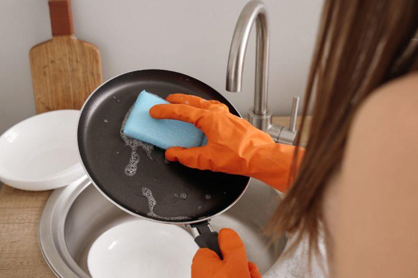 Kaip išvalyti keptuvę indaplovės tablete?