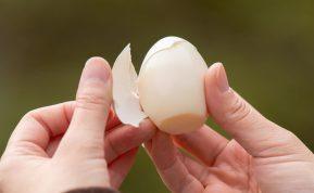 Kaip lengvai nulupti kiaušinį per kelias sekundes: valgyklos darbuotoja pasiūlė gerą būdą