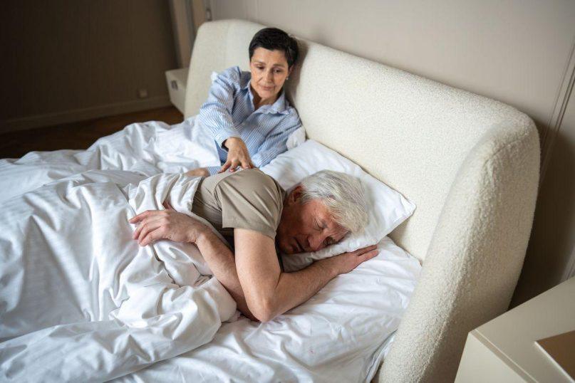 Kaip miegoti, jei jūsų partneris knarkia?