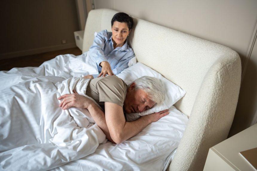 Kaip miegoti, jei jūsų partneris knarkia?