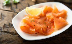 Kaip namuose marinuoti lašišą: 3 paprasti būdai