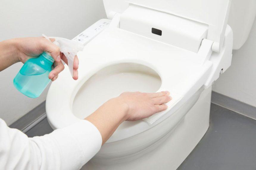 Kaip pašalinti kalkių nuosėdas ant unitazo su actu