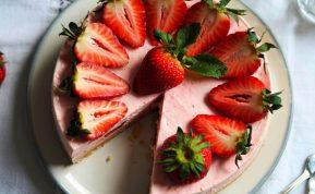 Kaip pasigaminti naminį braškių sūrio pyragą?