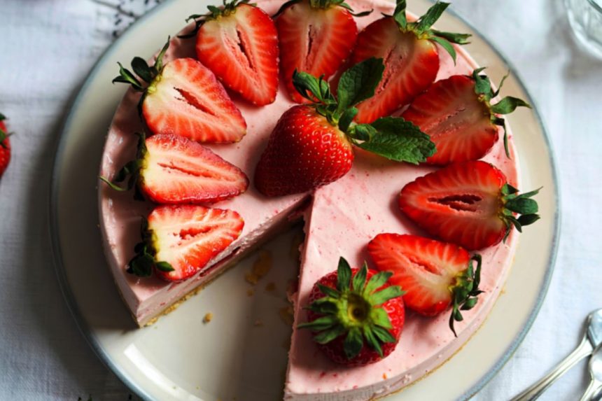 Kaip pasigaminti naminį braškių sūrio pyragą?