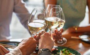 Kas nutinka organizmui, jei vakarienės metu kasdien išgeriate taurę baltojo vyno?