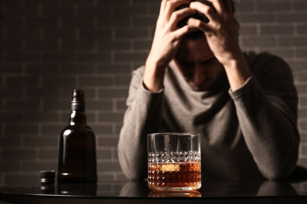 Klinikiniais alkoholikais laikomi: