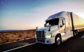 Kodėl amerikietiški sunkvežimiai turi atsikišusias „nosis“, o europietiški - ne?