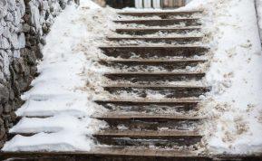 Kodėl druska nėra pati tinkamiausia priemonė slidžių laiptų ir takų barstymui?
