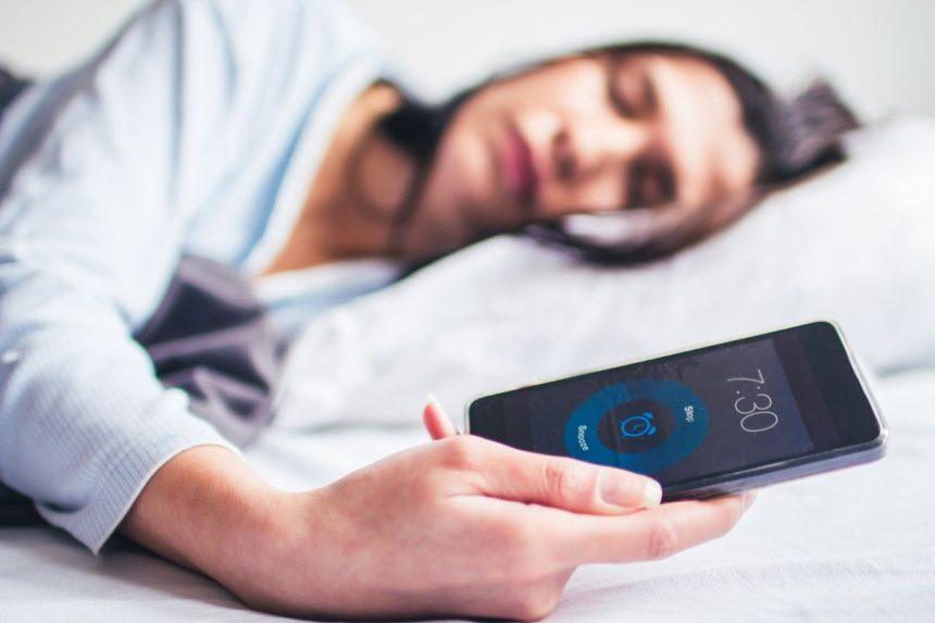 Kodėl geriau nenaudoti mobiliojo telefono kaip žadintuvo?