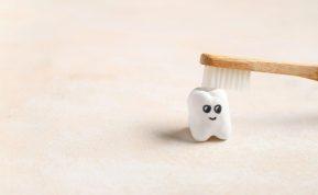 Kodėl išsivalius dantis nereikėtų skalauti burnos ir kiti dantų priežiūros patarimai