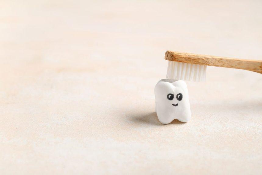 Kodėl išsivalius dantis nereikėtų skalauti burnos ir kiti dantų priežiūros patarimai
