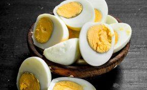 Kodėl kietai virto kiaušinio trynys pakeičia spalvą? Ar jis valgomas?