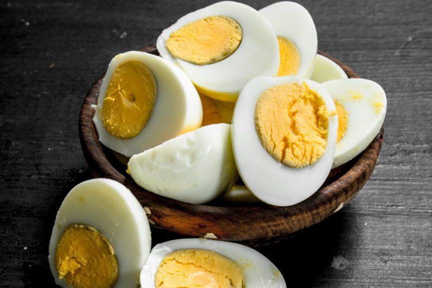 Kodėl kietai virto kiaušinio trynys pakeičia spalvą? Ar jis valgomas?