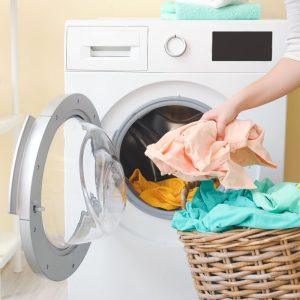 Kodėl nėra naudinga drabužius skalbti 40 laipsnių ar dar aukštesnėje temperatūroje?