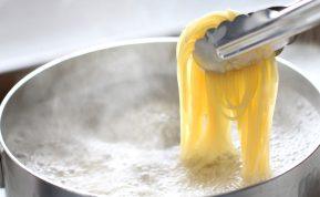 Kodėl nereikėtų pilti alyvuogių aliejaus verdant makaronus