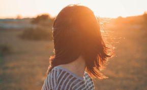 Liaudies prietarai: kodėl įprasta nusispjauti per kairį petį