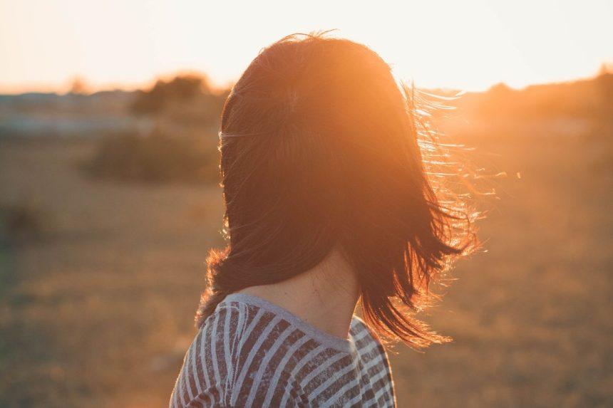 Liaudies prietarai: kodėl įprasta nusispjauti per kairį petį