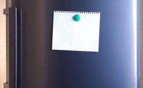 Mama paliko raštelį ant sūnaus durų