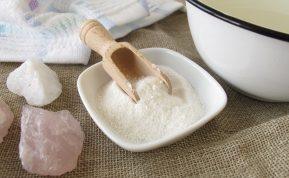 Mano anyta skalbdama drabužius visada naudoja druską