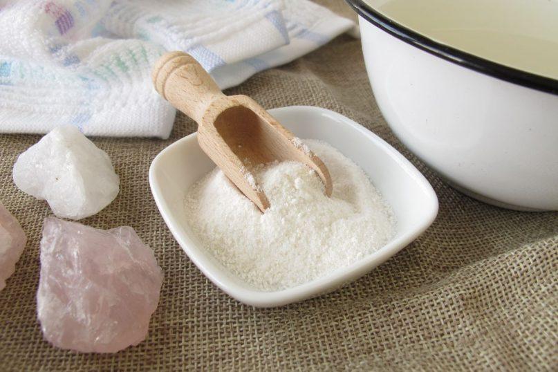 Mano anyta skalbdama drabužius visada naudoja druską