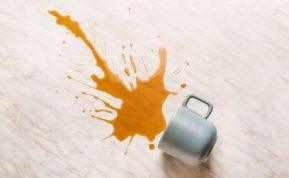 Mano uošvė išpylė arbatą ant staltiesės. Man pavyko ją išgelbėti