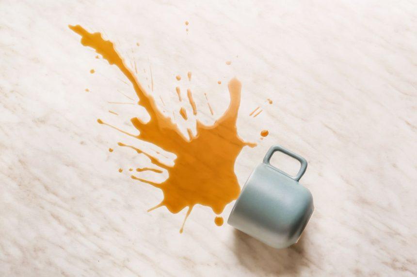 Mano uošvė išpylė arbatą ant staltiesės. Man pavyko ją išgelbėti