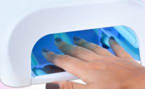 Mokslininkai prakalbo apie manikiūro lempų keliamą pavojų