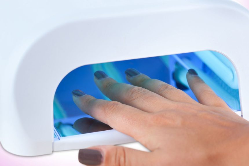 Mokslininkai prakalbo apie manikiūro lempų keliamą pavojų