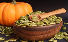 Moliūgų sėklos prieš miegą: sveikas užkandis geresniam poilsiui